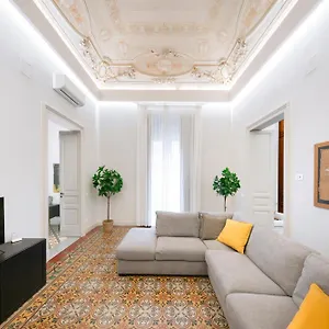 palazzo-mirone-suite-apartments-centro.catania-hotels.net/